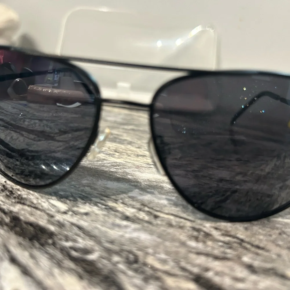 Stylish Black Aviator Sunglasses - Picture 2 of 9